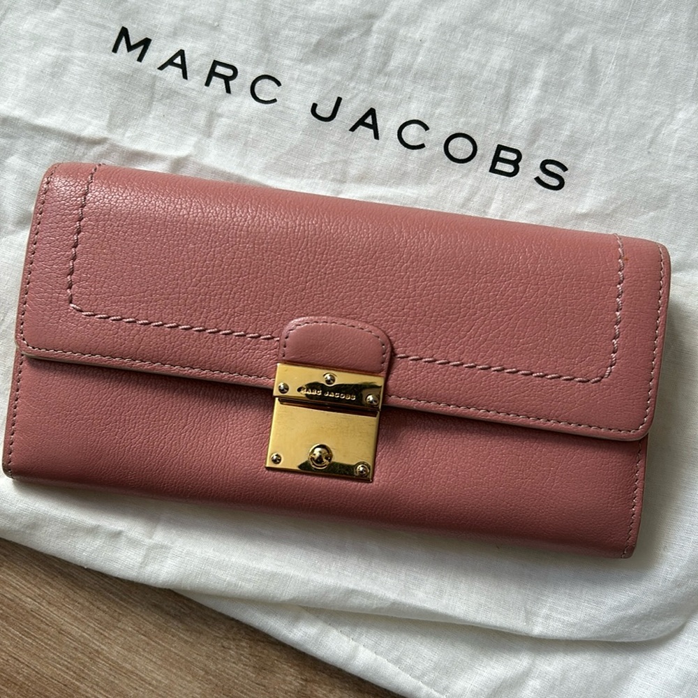 Super cute Marc jacobs wallet with gold clasp - pretty pink